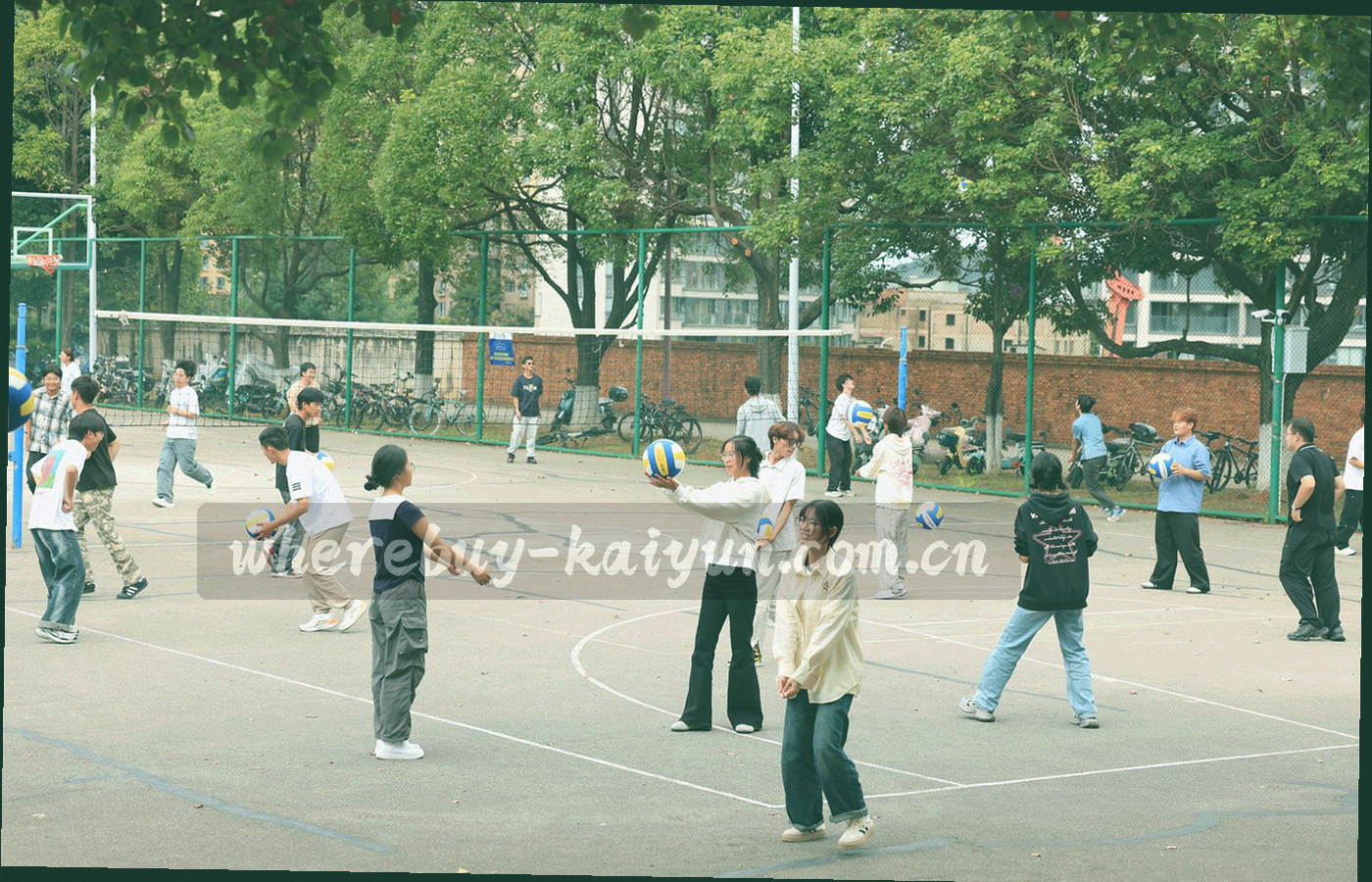观众席视角望向球场，前景座席虚化，画面无清晰面孔